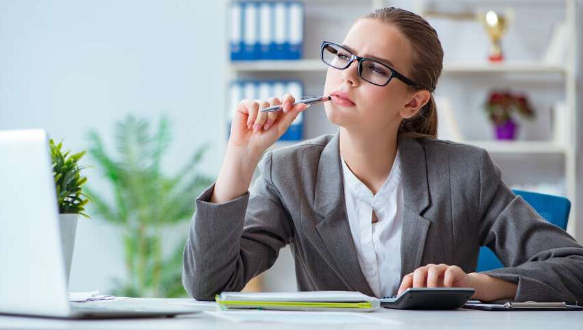 Femme qui réfléchit sur les différents statuts juridiques pour son entreprise